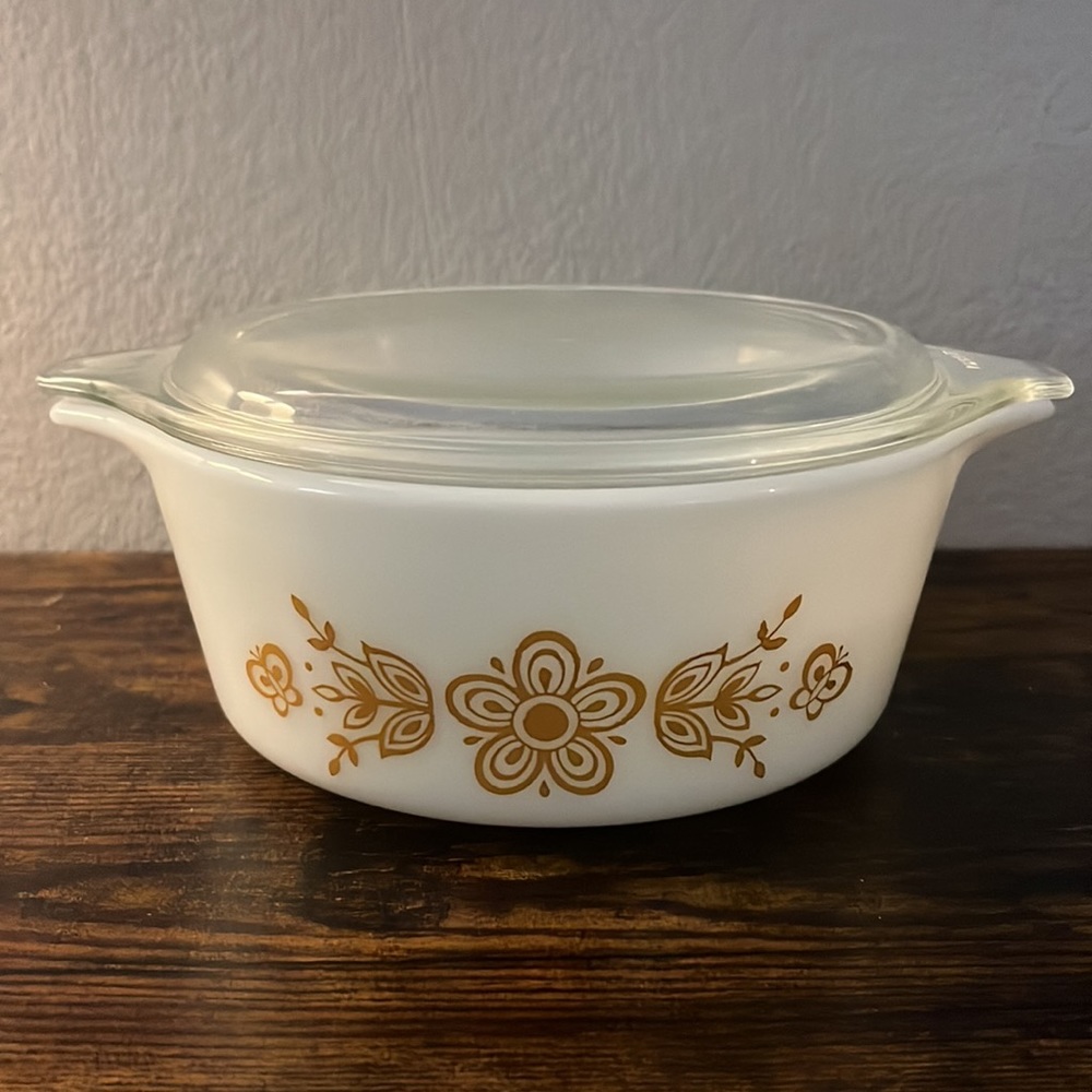 Vintage Pyrex Butterfly Gold Casserole Dish (Gold/White) #472. 1 1/2 Pt wiz LID